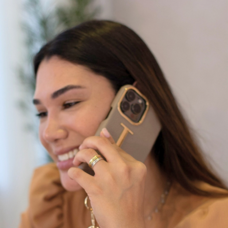 Case Gold com alça | Estilo e praticidade em um só detalhe ✨