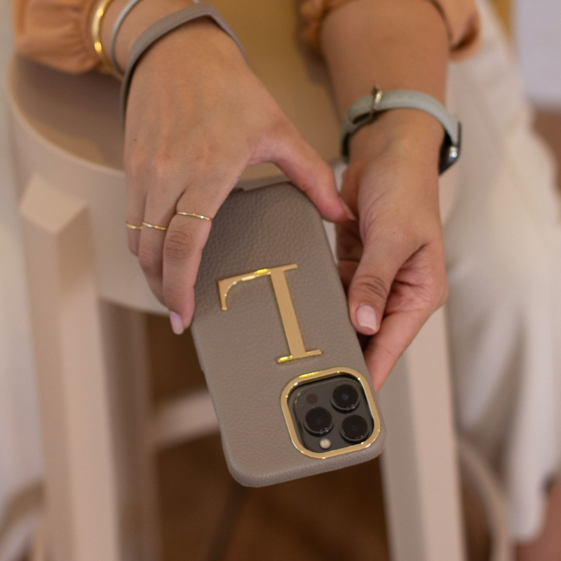 Case Gold com alça | Estilo e praticidade em um só detalhe ✨