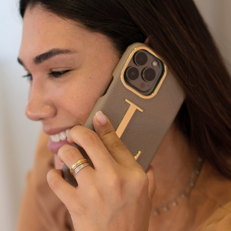 Case Gold com alça | Estilo e praticidade em um só detalhe ✨