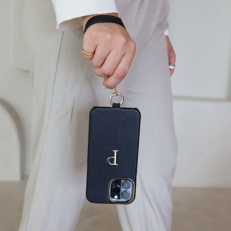 Case Gold com alça | Estilo e praticidade em um só detalhe ✨