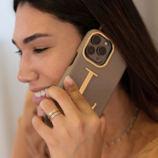 Funda dorada con asa | Estilo y practicidad en un solo detalle ✨