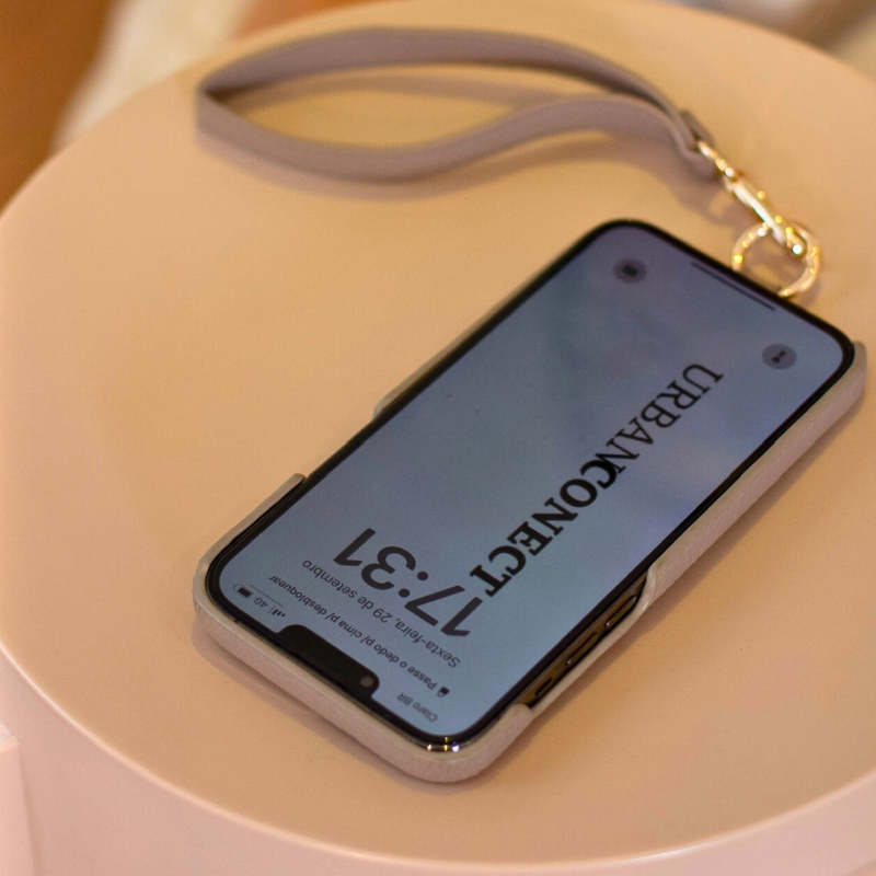 Case Gold com alça | Estilo e praticidade em um só detalhe ✨